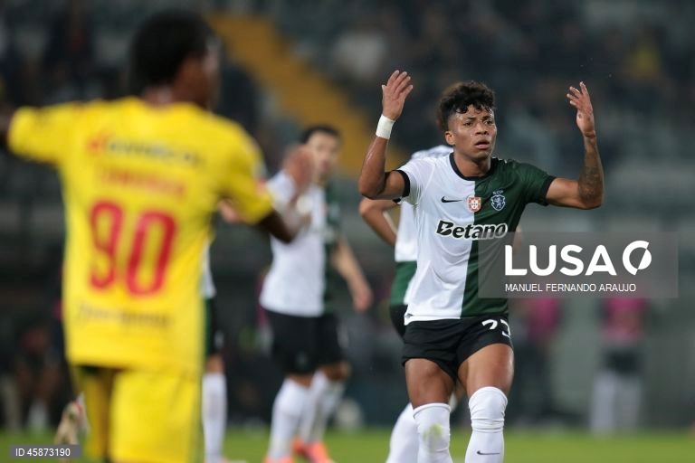 O Sporting, detentor do troféu, apurou-se hoje para a quarta eliminatória da Taça de Portugal de futebol, ao vencer o Paços de Ferreira, por 3-2, após prolongamento, depois do 2-2 no tempo regulamentar.