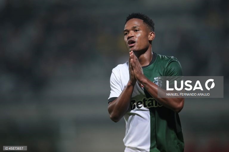 O Sporting, detentor do troféu, apurou-se hoje para a quarta eliminatória da Taça de Portugal de futebol, ao vencer o Paços de Ferreira, por 3-2, após prolongamento, depois do 2-2 no tempo regulamentar.