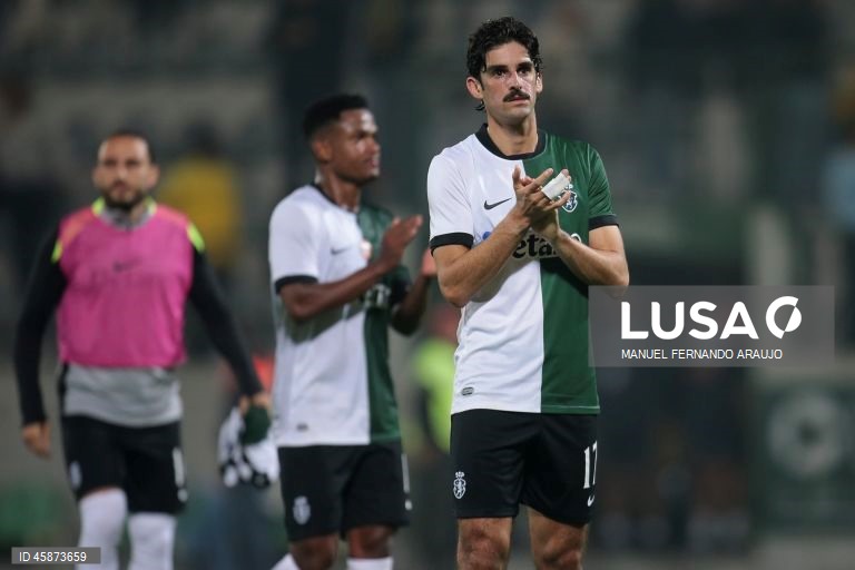 O Sporting, detentor do troféu, apurou-se hoje para a quarta eliminatória da Taça de Portugal de futebol, ao vencer o Paços de Ferreira, por 3-2, após prolongamento, depois do 2-2 no tempo regulamentar.