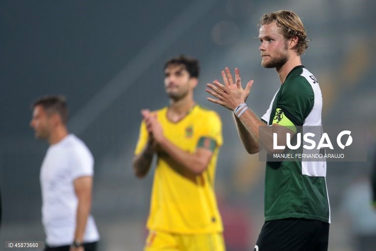 O Sporting, detentor do troféu, apurou-se hoje para a quarta eliminatória da Taça de Portugal de futebol, ao vencer o Paços de Ferreira, por 3-2, após prolongamento, depois do 2-2 no tempo regulamentar.