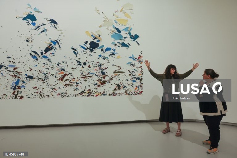 Isabelle Ferreira (D), durante a visita de imprensa à exposição “Notre Feu”, que é inaugurada ao público no próximo dia 22 de outubro, no Museu de Arte, Arquitetura e Tecnologia - MAAT Gallery, em Lisboa, 21 de outubro de 2025. JOÃO RELVAS/LUSA