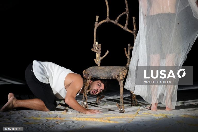 Ensaio de imprensa da peça “O arquiteto e o imperador da Assíria”, de Fernando Arrabal, com encenação de João Mota, no teatro A Comuna, em Lisboa, 21 de outubro de 2025. A peça estreia dia 23 de outubro. MANUEL DE ALMEIDA/LUSA