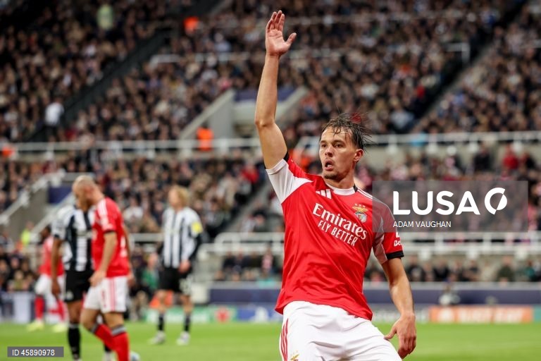 O Benfica foi hoje derrotado na visita aos ingleses do Newcastle, por 3-0, na terceira jornada da fase de liga da Liga dos Campeões de futebol, e continua sem pontuar na prova.