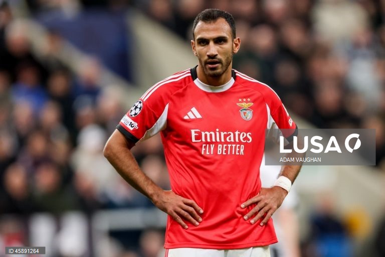 O Benfica foi hoje derrotado na visita aos ingleses do Newcastle, por 3-0, na terceira jornada da fase de liga da Liga dos Campeões de futebol, e continua sem pontuar na prova.