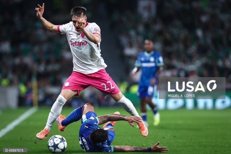 O Sporting venceu ao Marselha, por 2-1, na terceira jornada da fase de liga da Liga dos Campeões de futebol, numa partida em que os anfitriões deram a volta ao resultado com os franceses reduzidos a 10.
