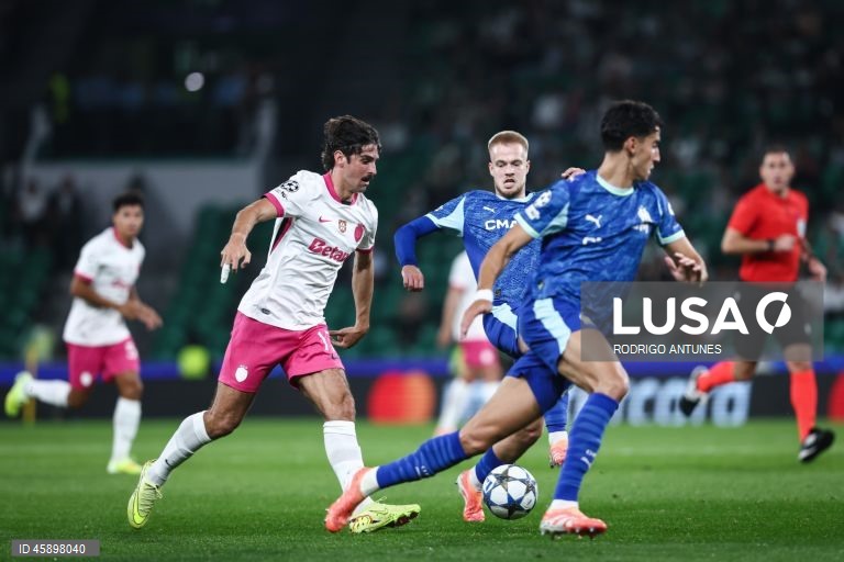 O Sporting venceu ao Marselha, por 2-1, na terceira jornada da fase de liga da Liga dos Campeões de futebol, numa partida em que os anfitriões deram a volta ao resultado com os franceses reduzidos a 10.
