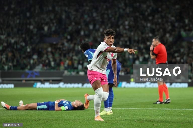 O Sporting venceu ao Marselha, por 2-1, na terceira jornada da fase de liga da Liga dos Campeões de futebol, numa partida em que os anfitriões deram a volta ao resultado com os franceses reduzidos a 10.
