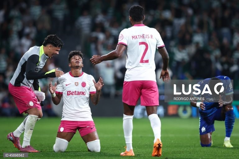 O Sporting venceu ao Marselha, por 2-1, na terceira jornada da fase de liga da Liga dos Campeões de futebol, numa partida em que os anfitriões deram a volta ao resultado com os franceses reduzidos a 10.
