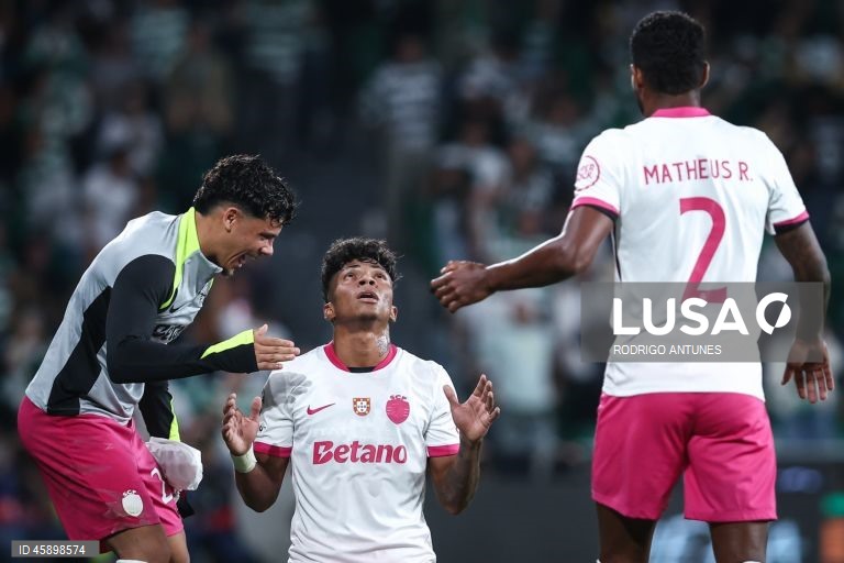 O Sporting venceu ao Marselha, por 2-1, na terceira jornada da fase de liga da Liga dos Campeões de futebol, numa partida em que os anfitriões deram a volta ao resultado com os franceses reduzidos a 10.
