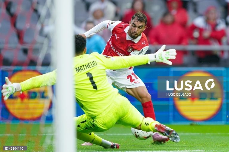 O Sporting de Braga manteve hoje a invencibilidade na Liga Europa de futebol, ao impor-se em casa aos sérvios do Estrela Vermelha por 2-0, na terceira jornada da fase de liga da competição.