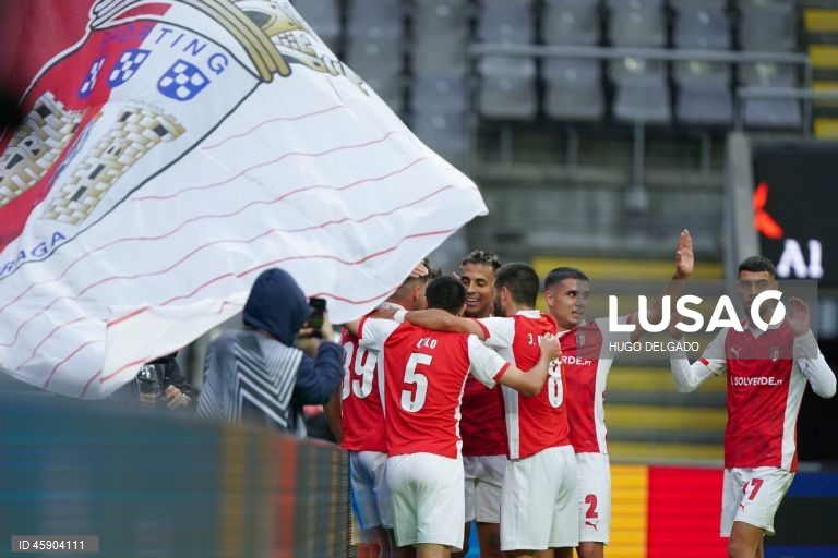 O Sporting de Braga manteve hoje a invencibilidade na Liga Europa de futebol, ao impor-se em casa aos sérvios do Estrela Vermelha por 2-0, na terceira jornada da fase de liga da competição.