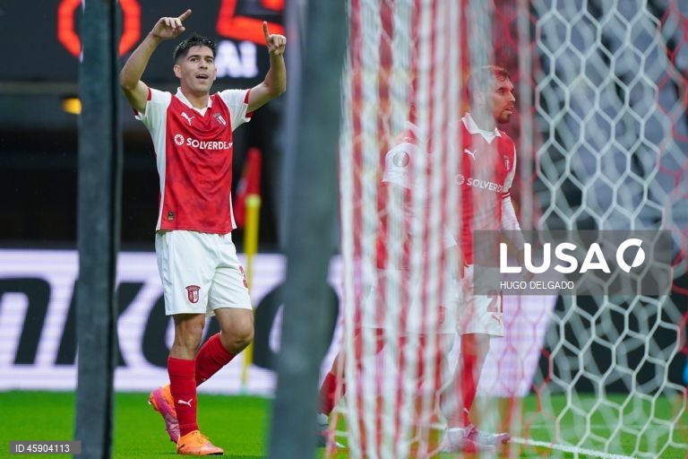O Sporting de Braga manteve hoje a invencibilidade na Liga Europa de futebol, ao impor-se em casa aos sérvios do Estrela Vermelha por 2-0, na terceira jornada da fase de liga da competição.