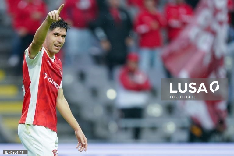 O Sporting de Braga manteve hoje a invencibilidade na Liga Europa de futebol, ao impor-se em casa aos sérvios do Estrela Vermelha por 2-0, na terceira jornada da fase de liga da competição.