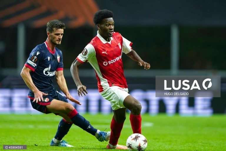 O Sporting de Braga manteve hoje a invencibilidade na Liga Europa de futebol, ao impor-se em casa aos sérvios do Estrela Vermelha por 2-0, na terceira jornada da fase de liga da competição.