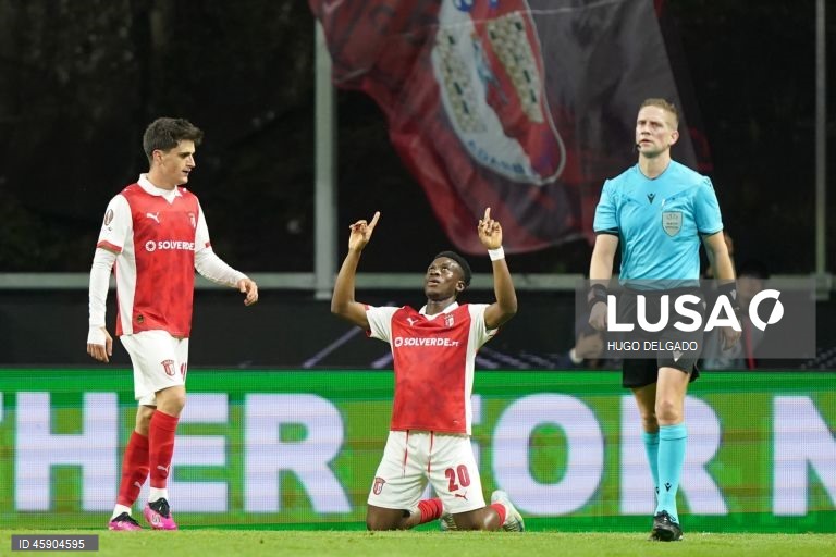 O Sporting de Braga manteve hoje a invencibilidade na Liga Europa de futebol, ao impor-se em casa aos sérvios do Estrela Vermelha por 2-0, na terceira jornada da fase de liga da competição.