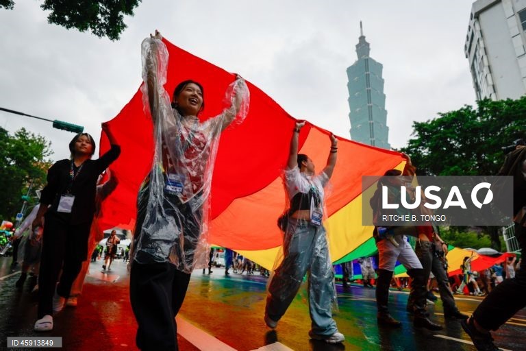 Uma pessoa participa na parada anual do Orgulho de Taiwan em Taipé, Taiwan. O tema deste ano, «Além das ligações: mais do que cliques», examina as conversas online sobre género e os desafios que os indivíduos LGBTQ+ enfrentam na era digital.  