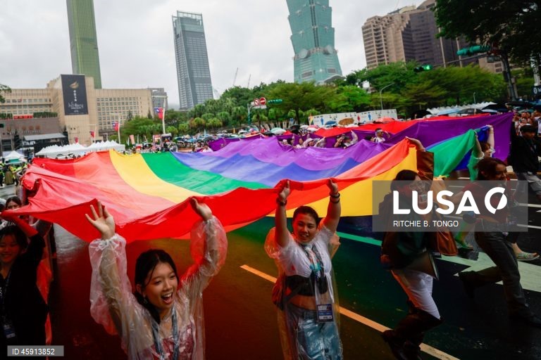 Uma pessoa participa na parada anual do Orgulho de Taiwan em Taipé, Taiwan. O tema deste ano, «Além das ligações: mais do que cliques», examina as conversas online sobre género e os desafios que os indivíduos LGBTQ+ enfrentam na era digital.  