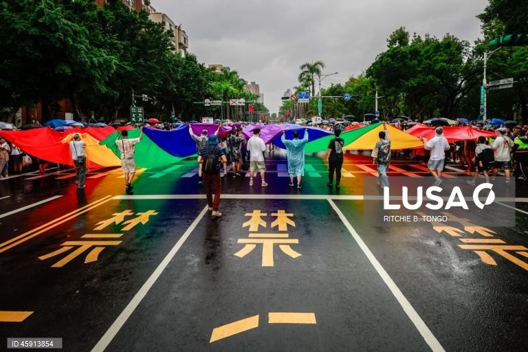 Uma pessoa participa na parada anual do Orgulho de Taiwan em Taipé, Taiwan. O tema deste ano, «Além das ligações: mais do que cliques», examina as conversas online sobre género e os desafios que os indivíduos LGBTQ+ enfrentam na era digital.  
