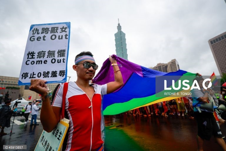 Uma pessoa participa na parada anual do Orgulho de Taiwan em Taipé, Taiwan. O tema deste ano, «Além das ligações: mais do que cliques», examina as conversas online sobre género e os desafios que os indivíduos LGBTQ+ enfrentam na era digital.  