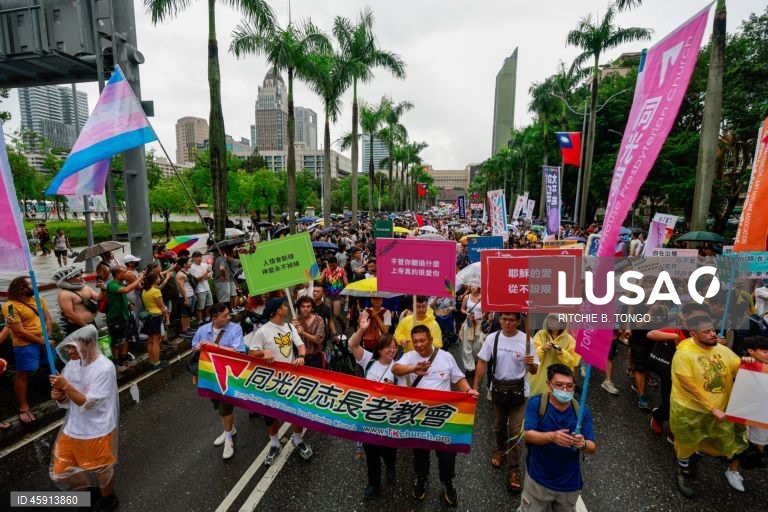 Uma pessoa participa na parada anual do Orgulho de Taiwan em Taipé, Taiwan. O tema deste ano, «Além das ligações: mais do que cliques», examina as conversas online sobre género e os desafios que os indivíduos LGBTQ+ enfrentam na era digital.  