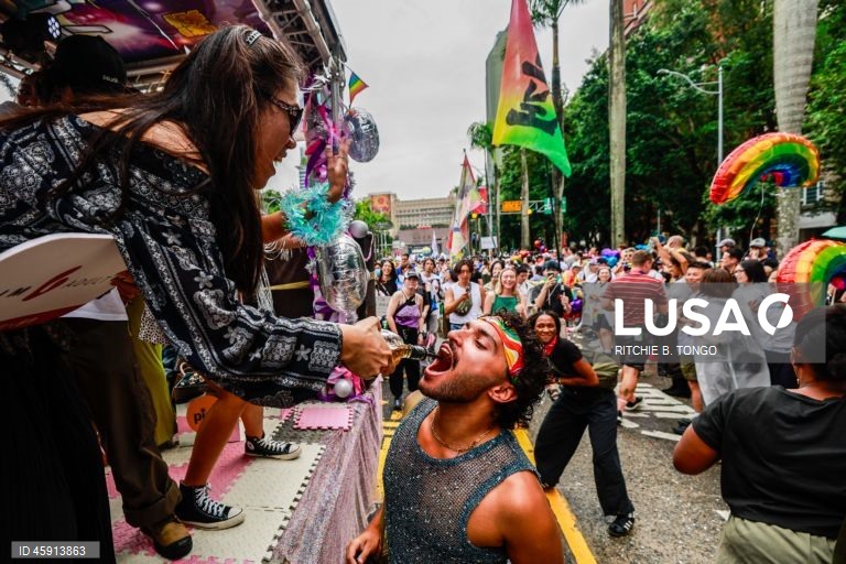 Uma pessoa participa na parada anual do Orgulho de Taiwan em Taipé, Taiwan. O tema deste ano, «Além das ligações: mais do que cliques», examina as conversas online sobre género e os desafios que os indivíduos LGBTQ+ enfrentam na era digital.  