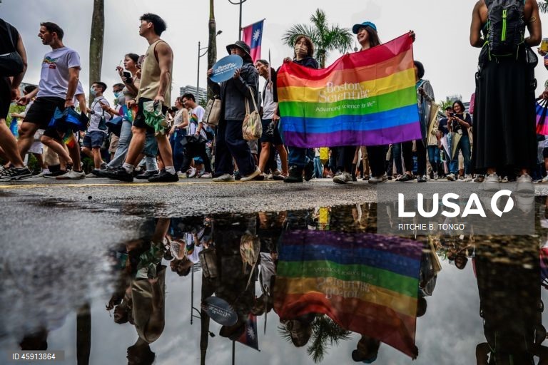 Uma pessoa participa na parada anual do Orgulho de Taiwan em Taipé, Taiwan. O tema deste ano, «Além das ligações: mais do que cliques», examina as conversas online sobre género e os desafios que os indivíduos LGBTQ+ enfrentam na era digital.  