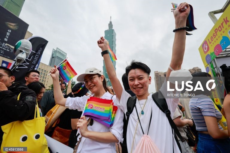 Uma pessoa participa na parada anual do Orgulho de Taiwan em Taipé, Taiwan. O tema deste ano, «Além das ligações: mais do que cliques», examina as conversas online sobre género e os desafios que os indivíduos LGBTQ+ enfrentam na era digital.  