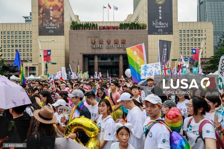 Uma pessoa participa na parada anual do Orgulho de Taiwan em Taipé, Taiwan. O tema deste ano, «Além das ligações: mais do que cliques», examina as conversas online sobre género e os desafios que os indivíduos LGBTQ+ enfrentam na era digital.  
