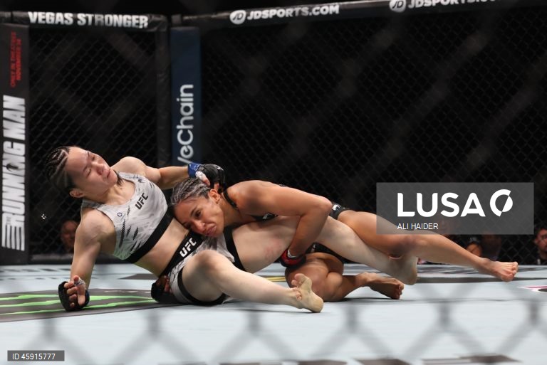 Jaqueline Amorim (vermelho) do Brasil e Mizuki Inoue (azul) do Japão em ação durante o UFC 321 na categoria peso palha feminino, em Abu Dhabi, Emirados Árabes Unidos.