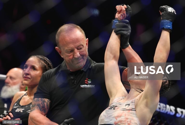 Jaqueline Amorim (vermelho) do Brasil e Mizuki Inoue (azul) do Japão em ação durante o UFC 321 na categoria peso palha feminino, em Abu Dhabi, Emirados Árabes Unidos.
