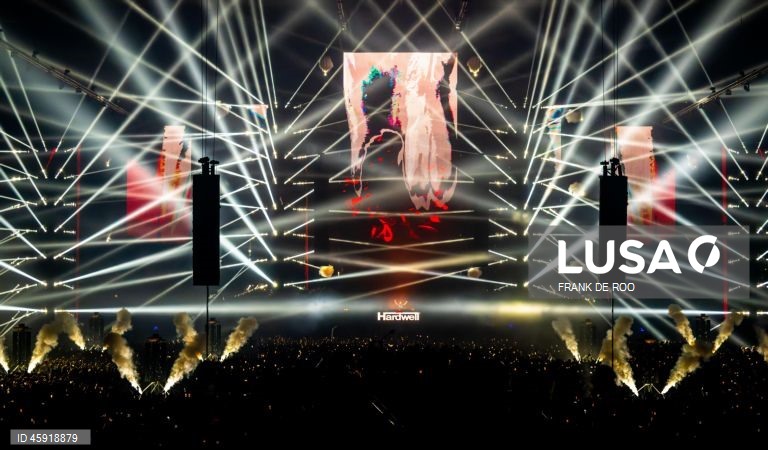 O DJ Armin van Buuren atua na 30.ª edição do Amsterdam Dance Event (ADE) no Johan Cruijff ArenA, em Amesterdão, Holanda. O festival de dança apresenta cinco dias de apresentações, festas, painéis e workshops por toda a cidade, de 22 a 26 de outubro de 2025.  