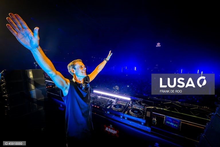 O DJ Armin van Buuren atua na 30.ª edição do Amsterdam Dance Event (ADE) no Johan Cruijff ArenA, em Amesterdão, Holanda. O festival de dança apresenta cinco dias de apresentações, festas, painéis e workshops por toda a cidade, de 22 a 26 de outubro de 2025.  