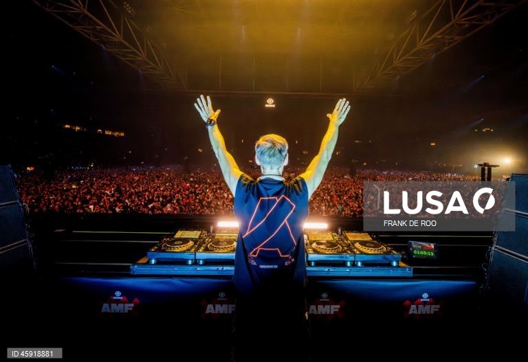 O DJ Armin van Buuren atua na 30.ª edição do Amsterdam Dance Event (ADE) no Johan Cruijff ArenA, em Amesterdão, Holanda. O festival de dança apresenta cinco dias de apresentações, festas, painéis e workshops por toda a cidade, de 22 a 26 de outubro de 2025.  