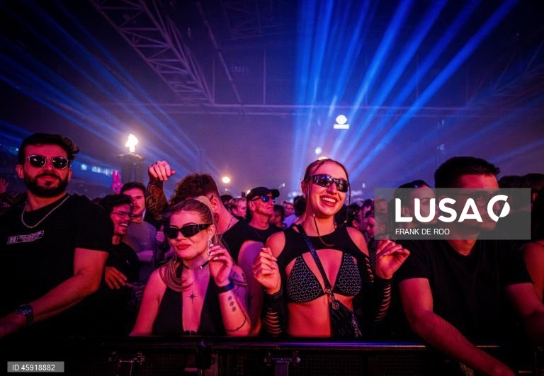 O DJ Armin van Buuren atua na 30.ª edição do Amsterdam Dance Event (ADE) no Johan Cruijff ArenA, em Amesterdão, Holanda. O festival de dança apresenta cinco dias de apresentações, festas, painéis e workshops por toda a cidade, de 22 a 26 de outubro de 2025.  