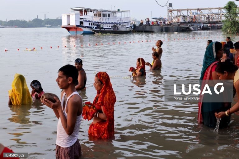 Índia: Devotos hindus celebram o Chhath