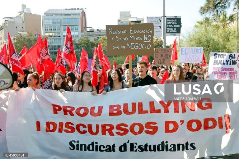 Espanha: Manifestação de estudantes em Barcelona contra o "bullying" nas escolas