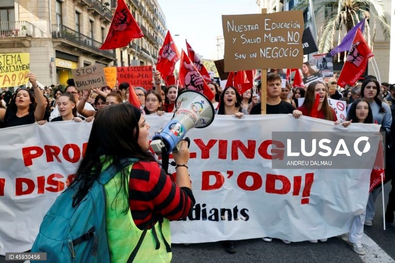 Espanha: Manifestação de estudantes em Barcelona contra o "bullying" nas escolas