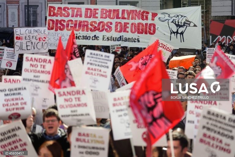 Espanha: Manifestação de estudantes em Barcelona contra o "bullying" nas escolas