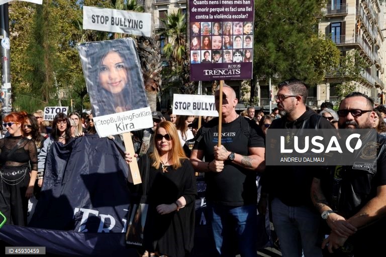 Espanha: Manifestação de estudantes em Barcelona contra o "bullying" nas escolas