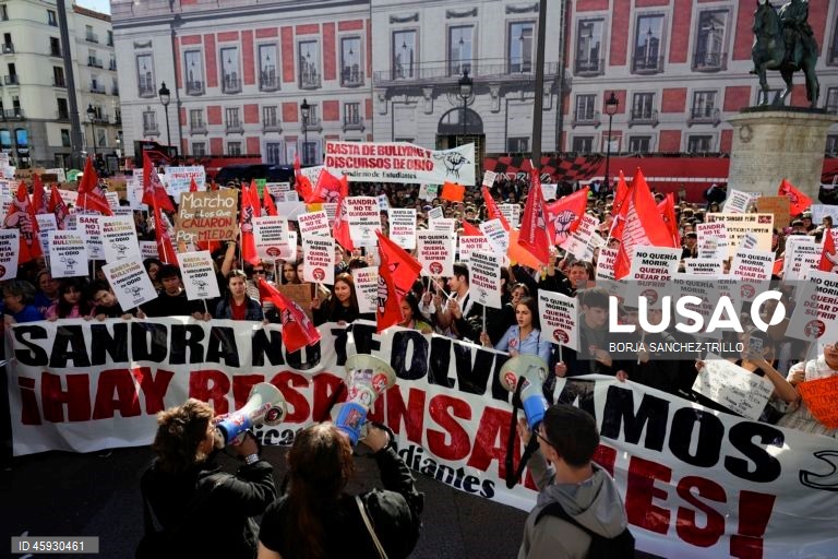Espanha: Manifestação de estudantes em Barcelona contra o "bullying" nas escolas