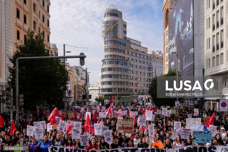 Espanha: Manifestação de estudantes em Barcelona contra o "bullying" nas escolas