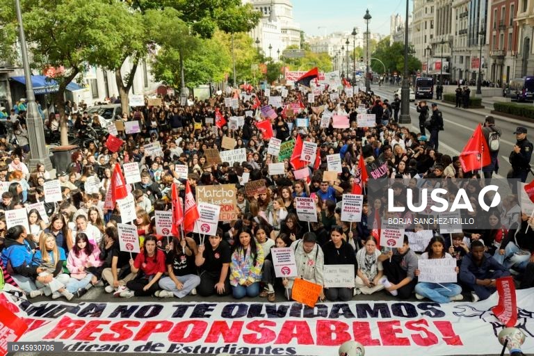 Espanha: Manifestação de estudantes em Barcelona contra o "bullying" nas escolas
