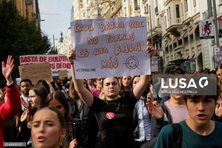 Espanha: Manifestação de estudantes em Barcelona contra o "bullying" nas escolas