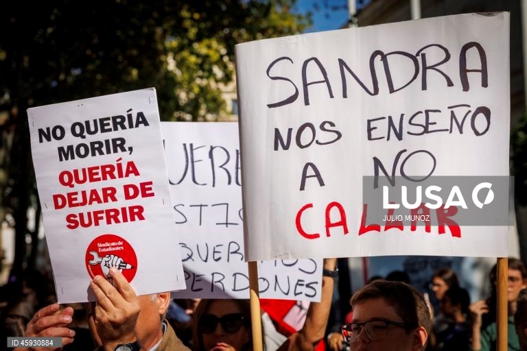 Espanha: Manifestação de estudantes em Barcelona contra o "bullying" nas escolas