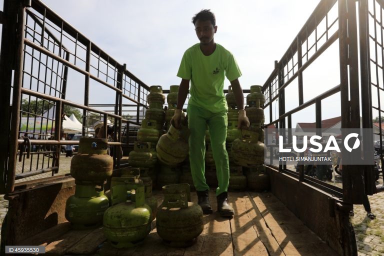 Indonésia: População recebe bilhas de gás subsidiado pelo Estado em Banda Aceh