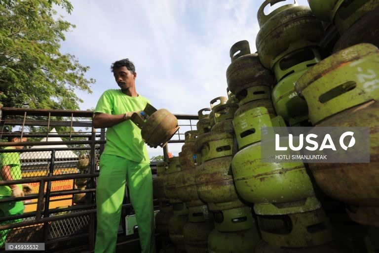 Indonésia: População recebe bilhas de gás subsidiado pelo Estado em Banda Aceh