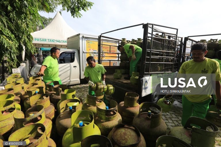 Indonésia: População recebe bilhas de gás subsidiado pelo Estado em Banda Aceh