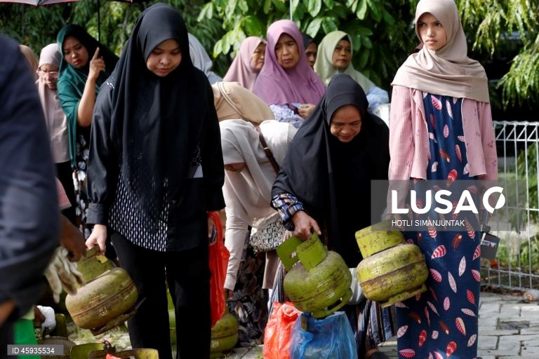 Indonésia: População recebe bilhas de gás subsidiado pelo Estado em Banda Aceh