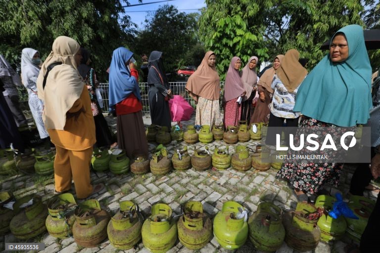 Indonésia: População recebe bilhas de gás subsidiado pelo Estado em Banda Aceh