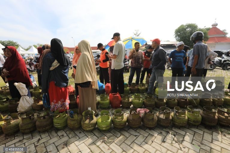 Indonésia: População recebe bilhas de gás subsidiado pelo Estado em Banda Aceh